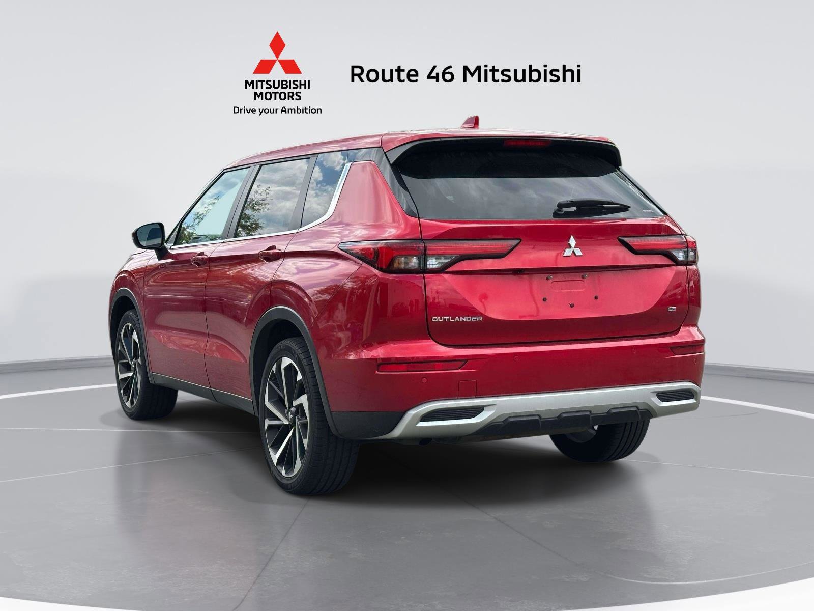 Used 2024 Mitsubishi Outlander SE AWD/4WD image 3