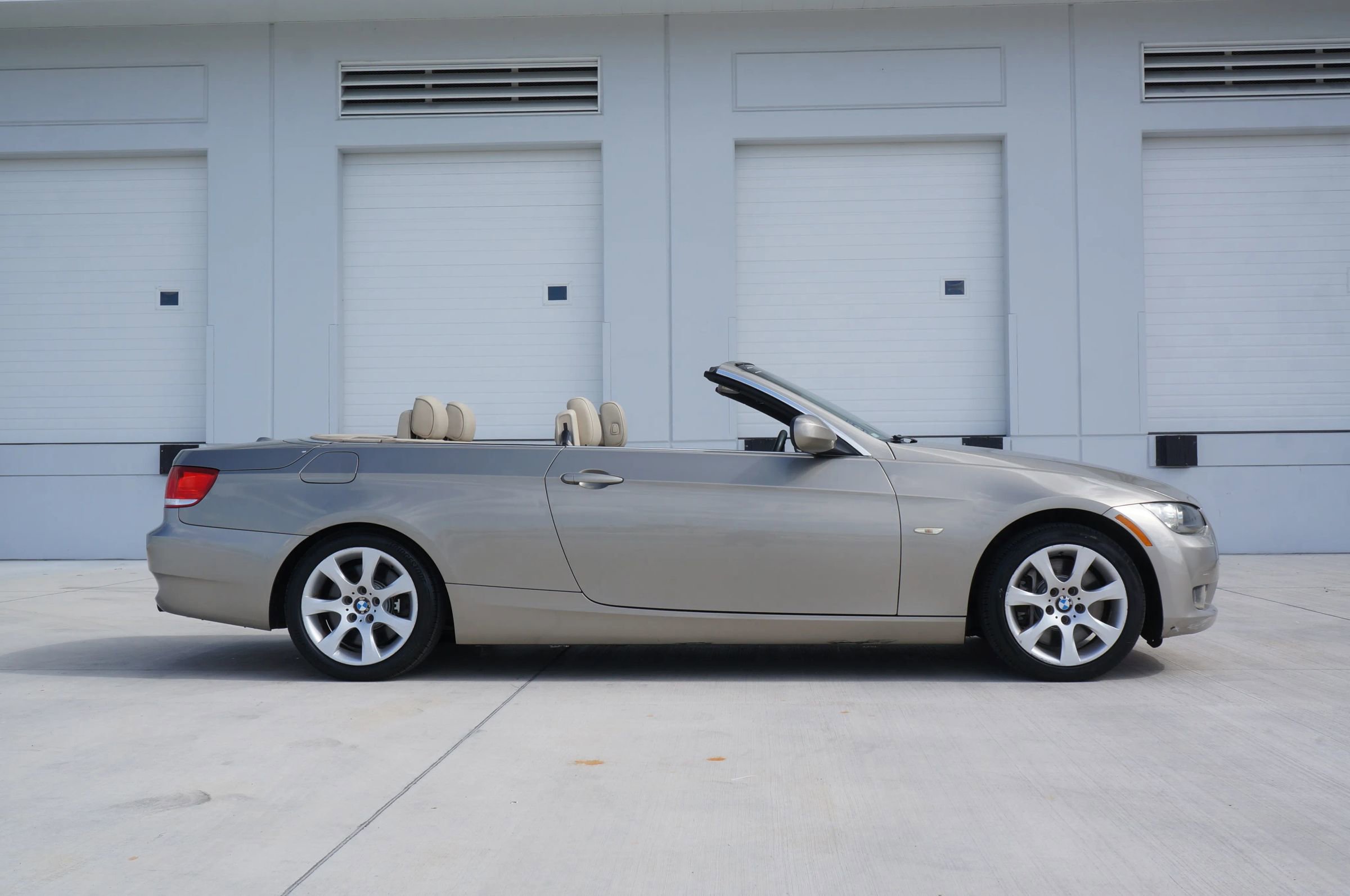Used 2010 BMW 335i Convertible image 17
