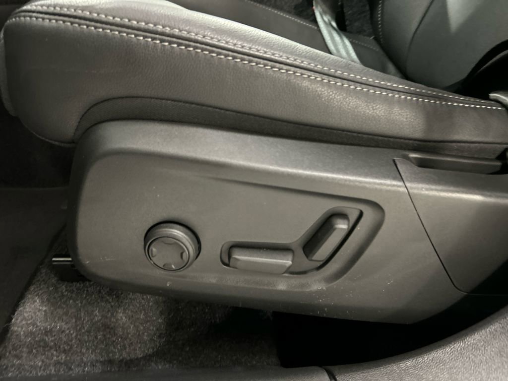 Used 2026 Volvo XC40 B5 Ultra w/ Climate Package image 11