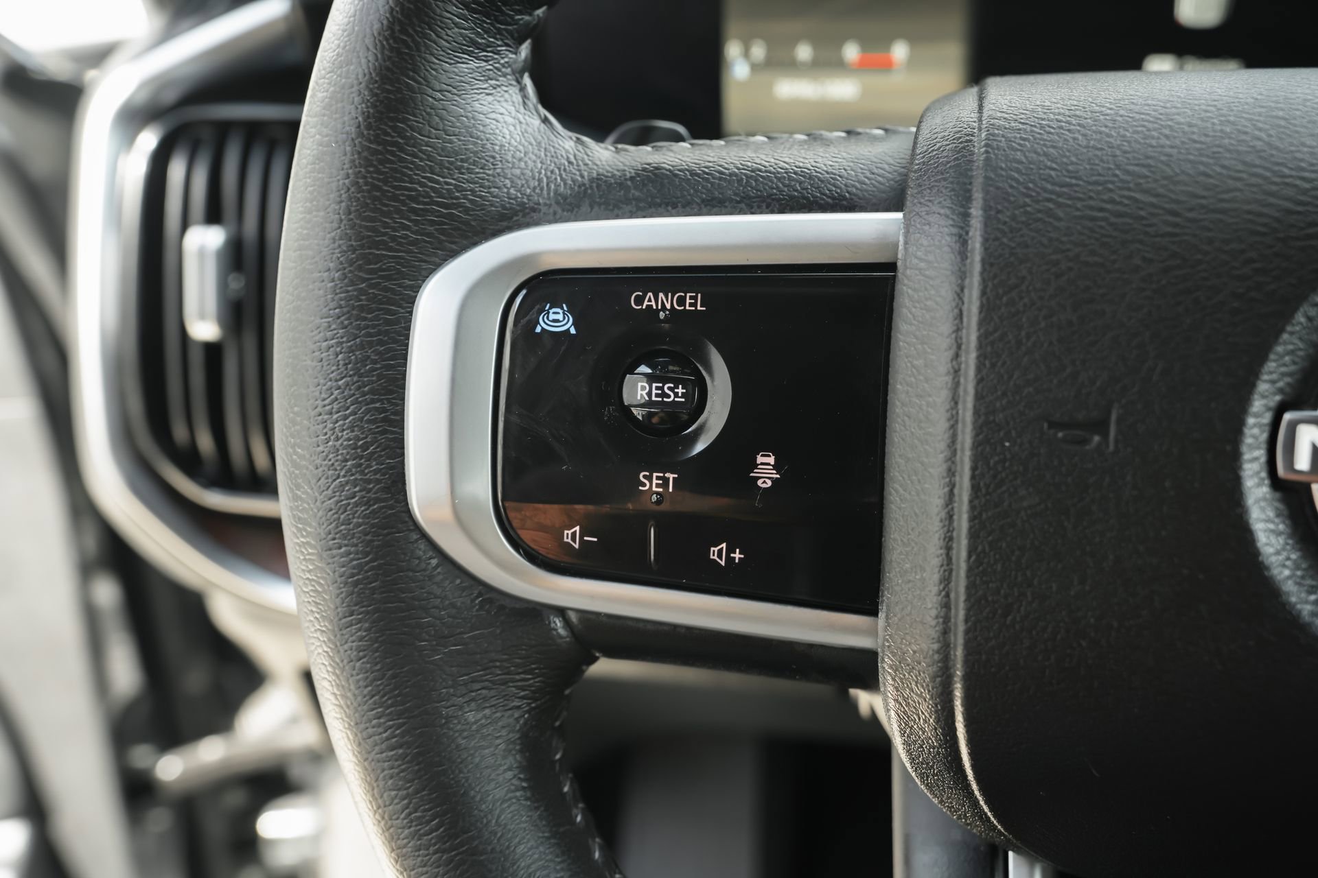 Used 2025 Nissan Armada Platinum image 18