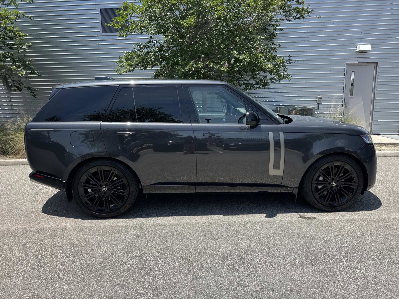Certified 2025 Land Rover Range Rover SE AWD/4WD image 5