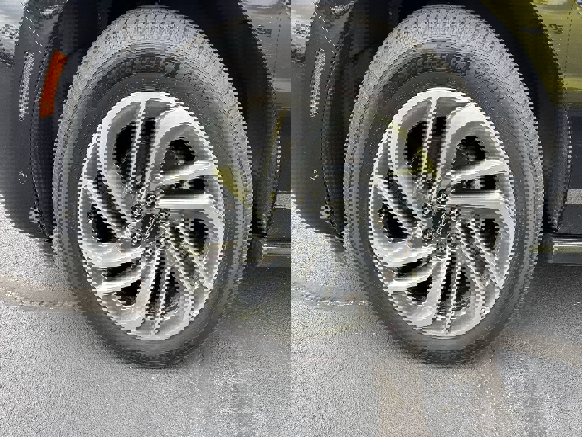 Used 2025 Lincoln Navigator Reserve AWD/4WD image 2