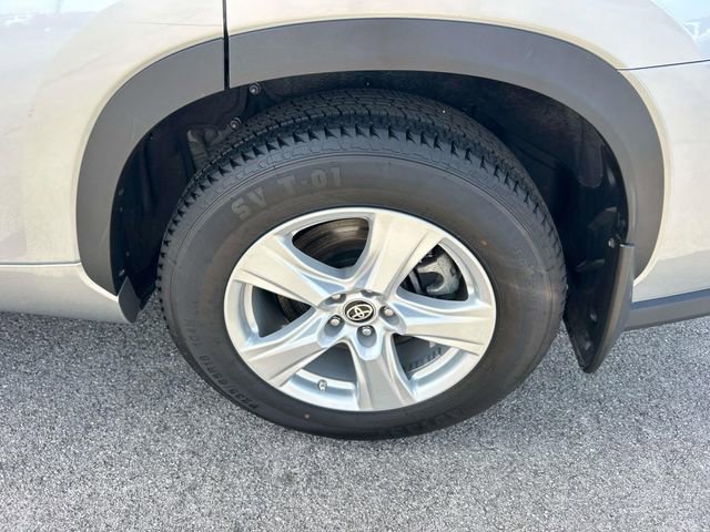 Used 2024 Toyota Highlander LE image 40