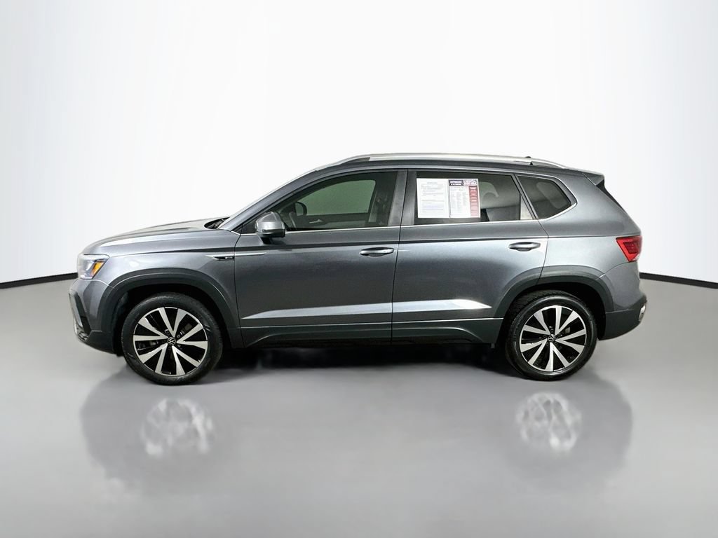 Used 2022 Volkswagen Taos SE w/ Panoramic Sunroof Package FWD image 5