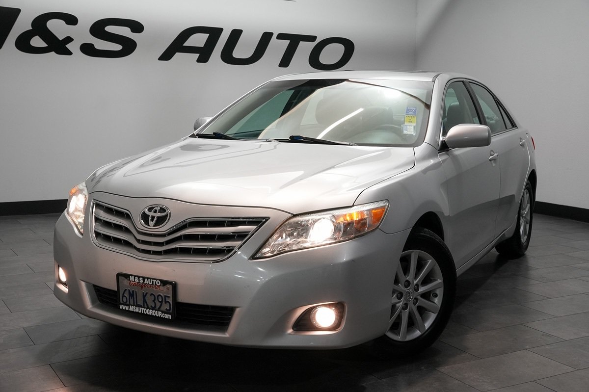 Used 2011 Toyota Camry XLE w/ SE/XLE Extra-Value Pkg FWD image 2