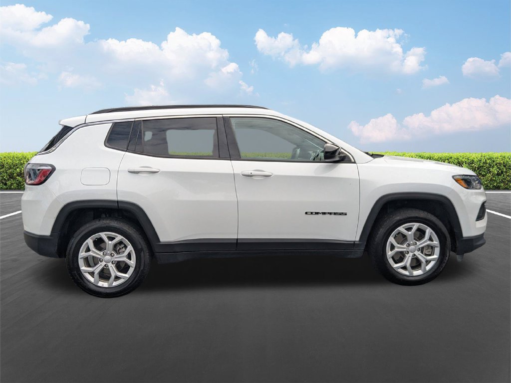 Used 2024 Jeep Compass Latitude AWD/4WD image 3