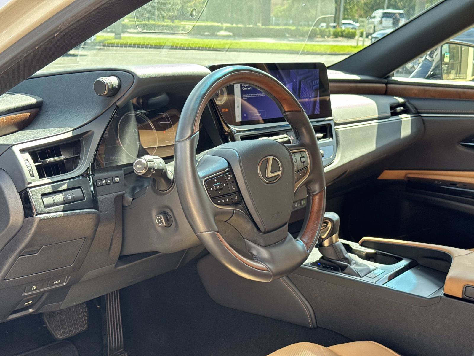 Used 2024 Lexus ES 300h w/ Technology Package FWD image 16