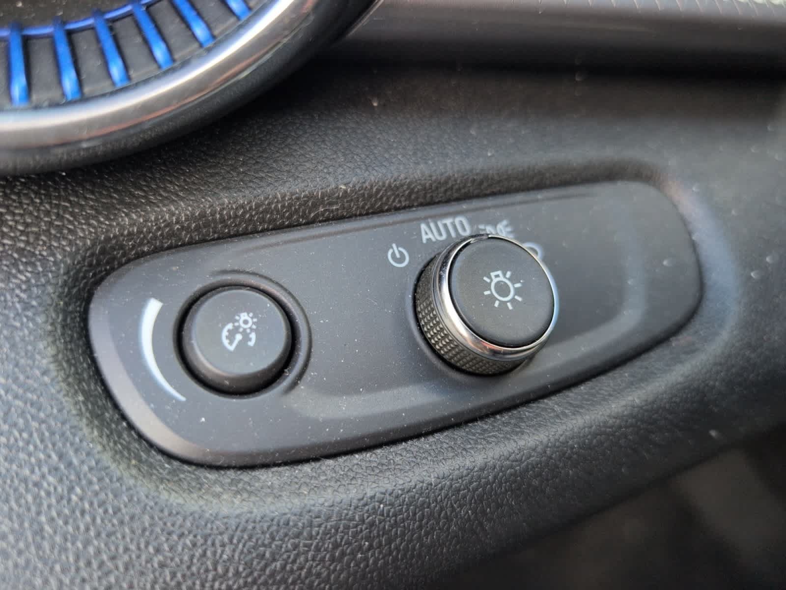 Used 2025 Chevrolet Trax LT FWD image 22