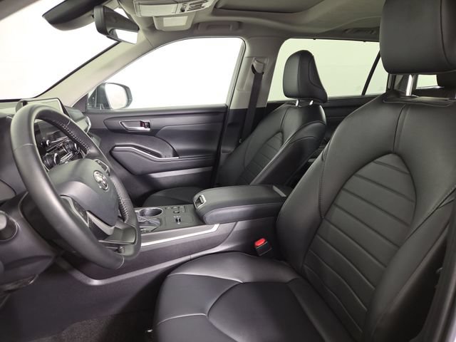 Used 2024 Toyota Highlander XLE AWD/4WD image 13