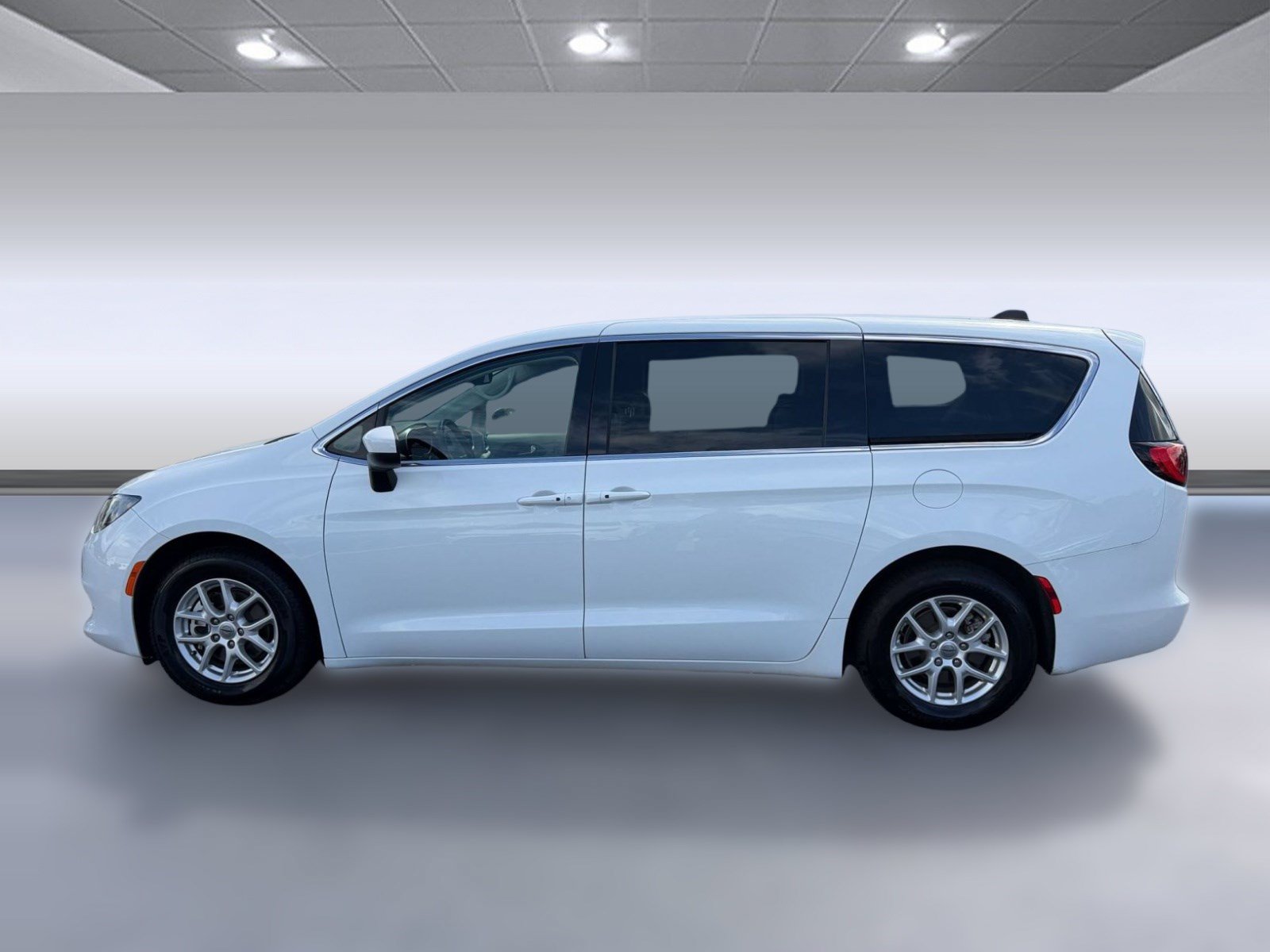 Used 2023 Chrysler Voyager LX FWD image 2