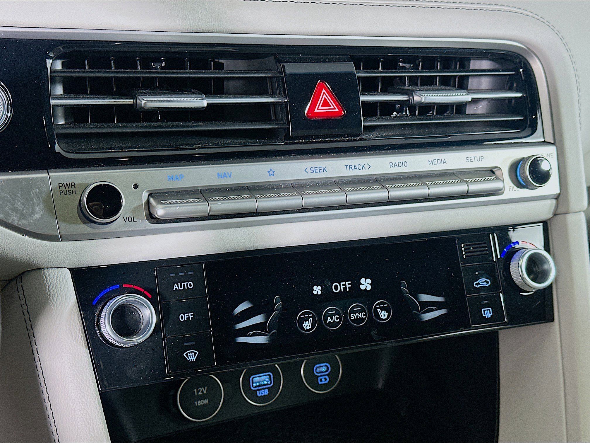 Used 2025 Genesis G70 2.5T image 24