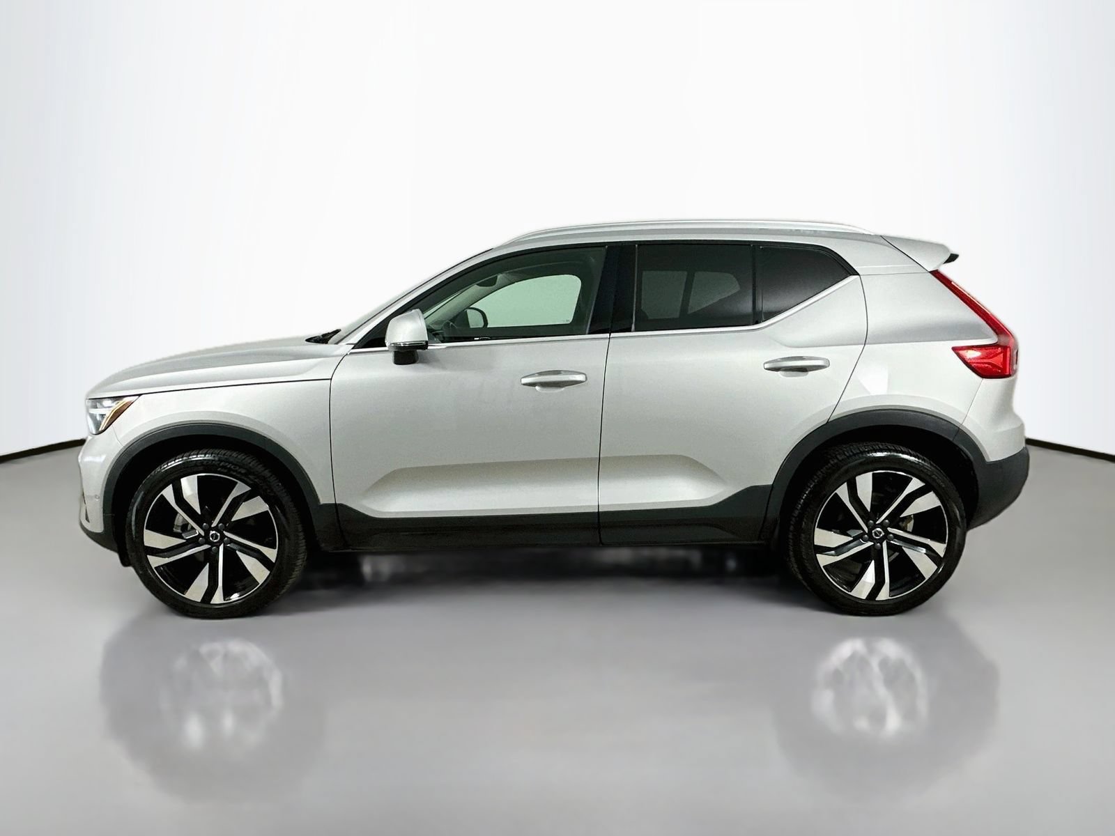 Used 2023 Volvo XC40 B5 Ultimate w/ Protection Package Premier AWD/4WD image 8