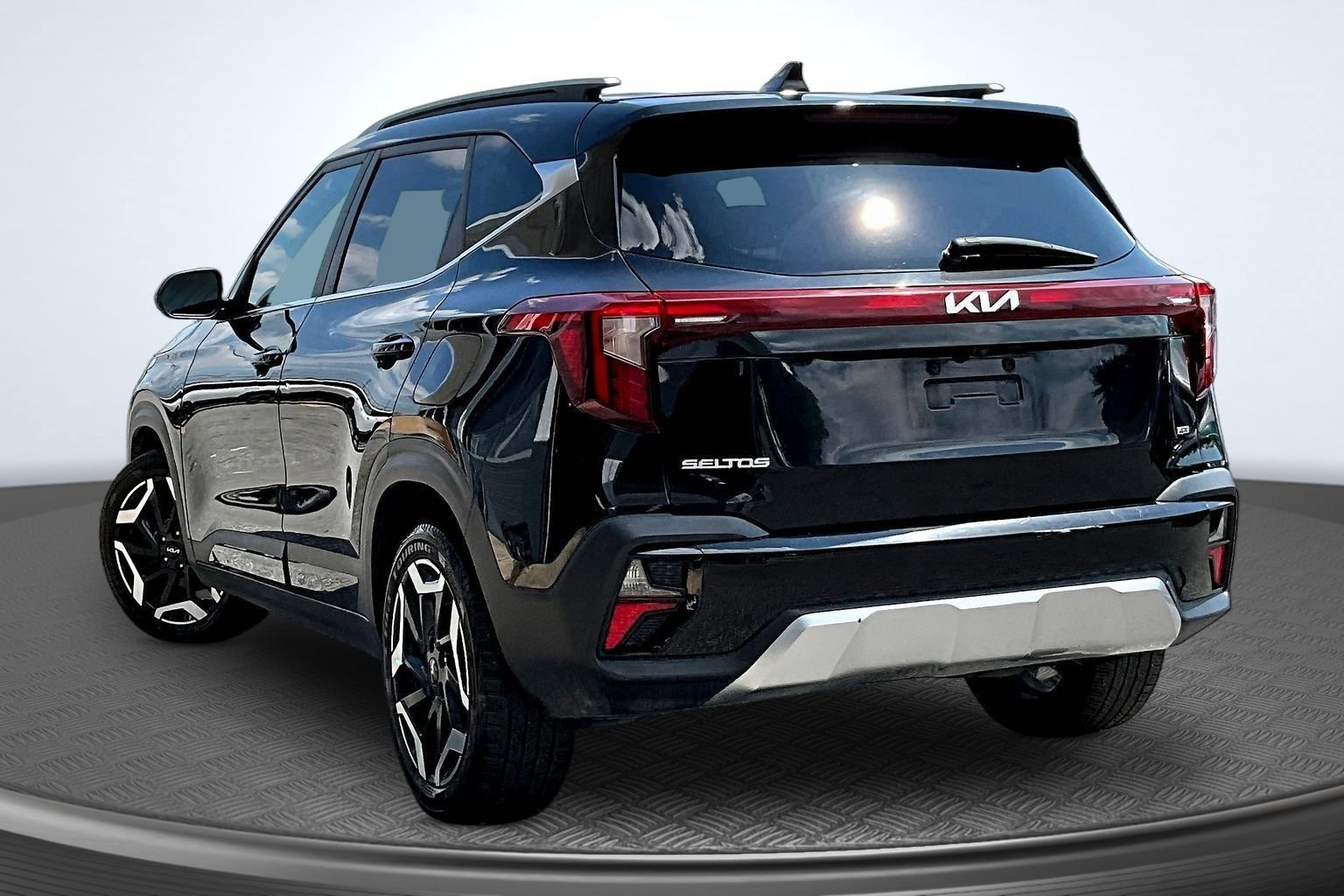 Used 2024 Kia Seltos SX AWD/4WD image 3