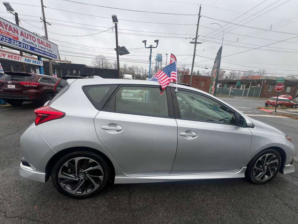 Used 2018 Toyota Corolla iM image 9