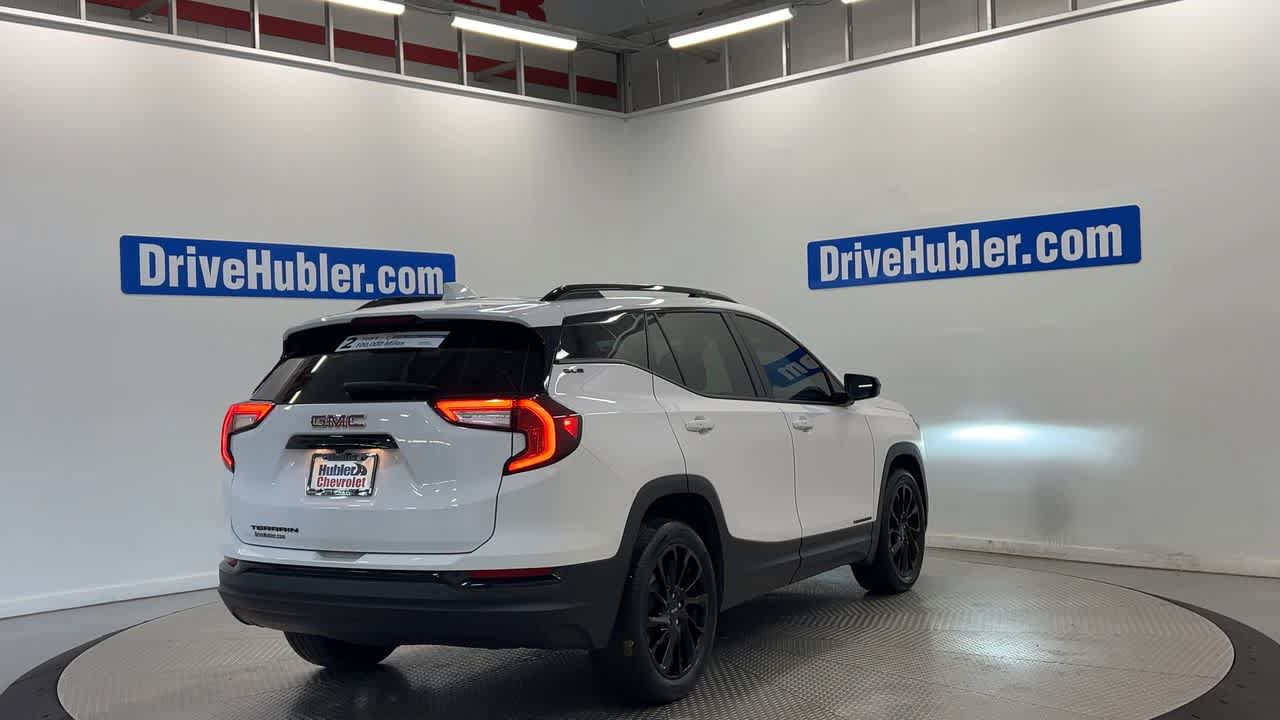 Used 2024 GMC Terrain SLE w/ Driver Convenience Package FWD image 2