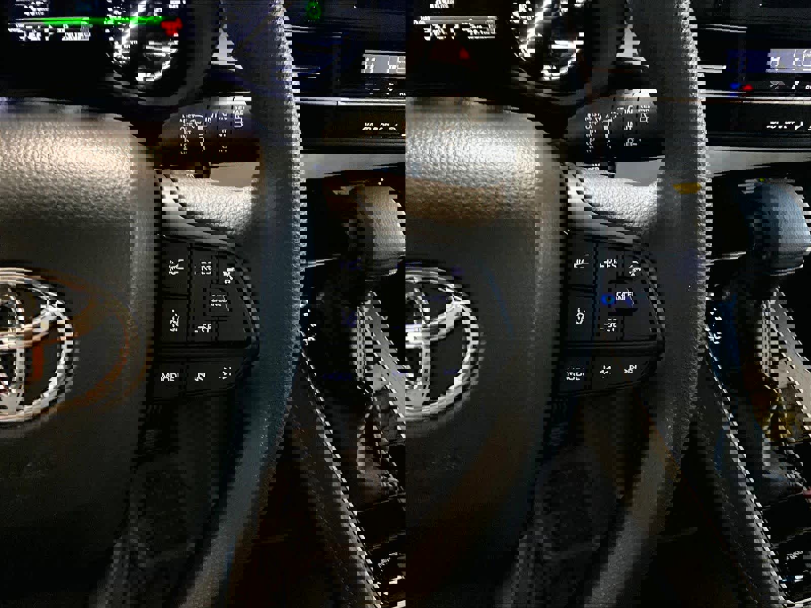 Used 2025 Toyota Sienna LE image 24