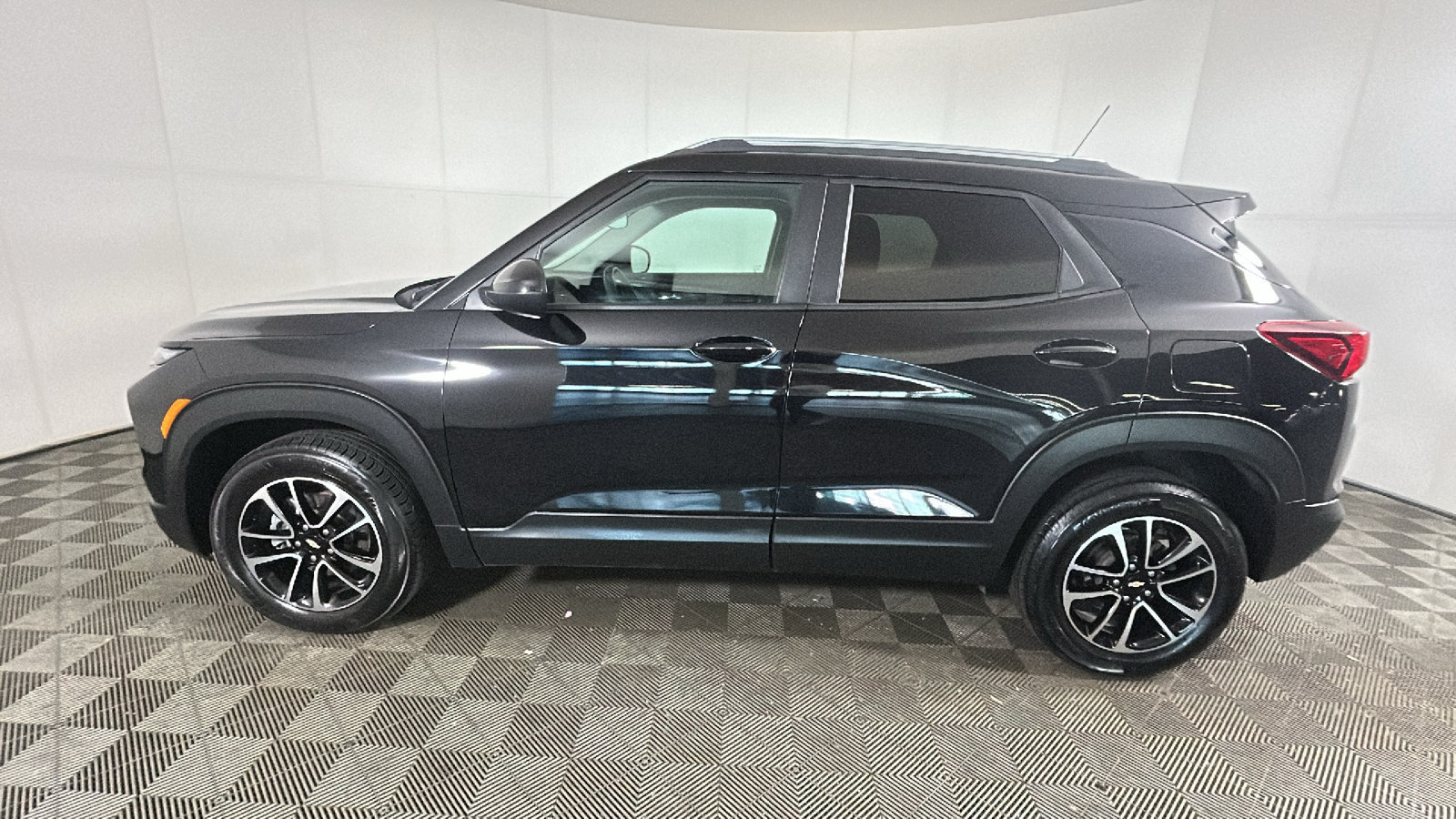 Used 2025 Chevrolet TrailBlazer LT AWD/4WD image 6