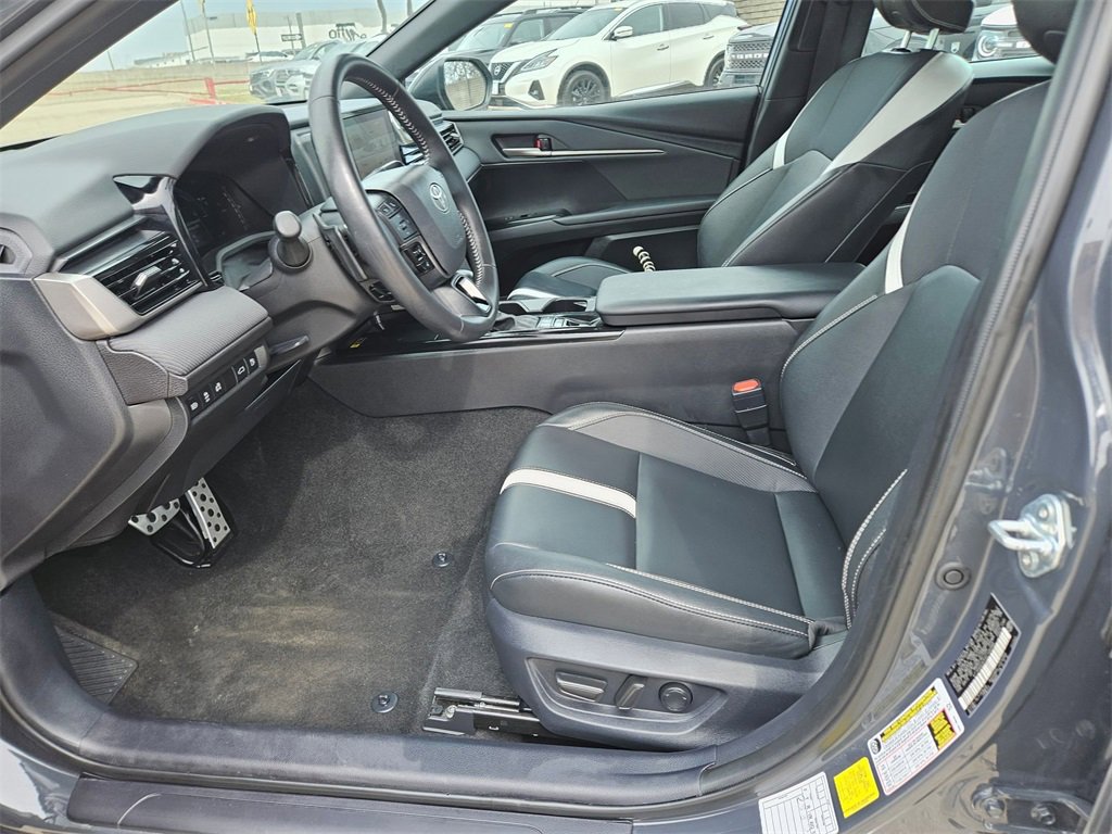 Used 2025 Toyota Camry SE image 11