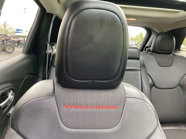 Used 2018 Jeep Cherokee Trailhawk w/ Comfort & Convenience Group AWD/4WD image 30