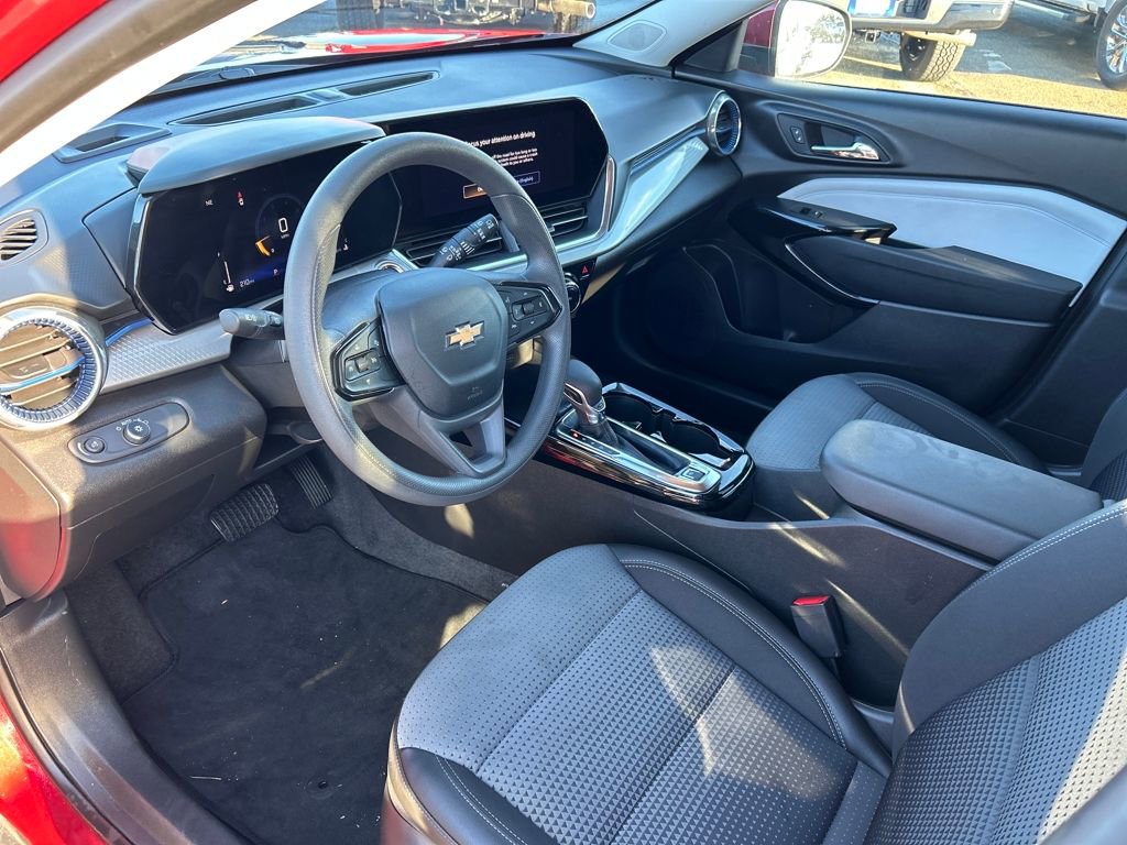 Used 2025 Chevrolet Trax LT image 13