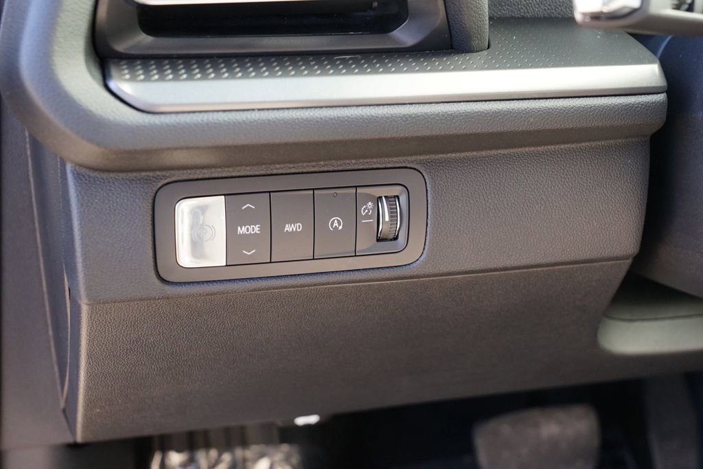 Used 2025 Chevrolet Traverse LT image 17