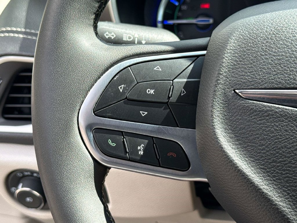 Used 2024 Chrysler Pacifica Limited FWD image 25