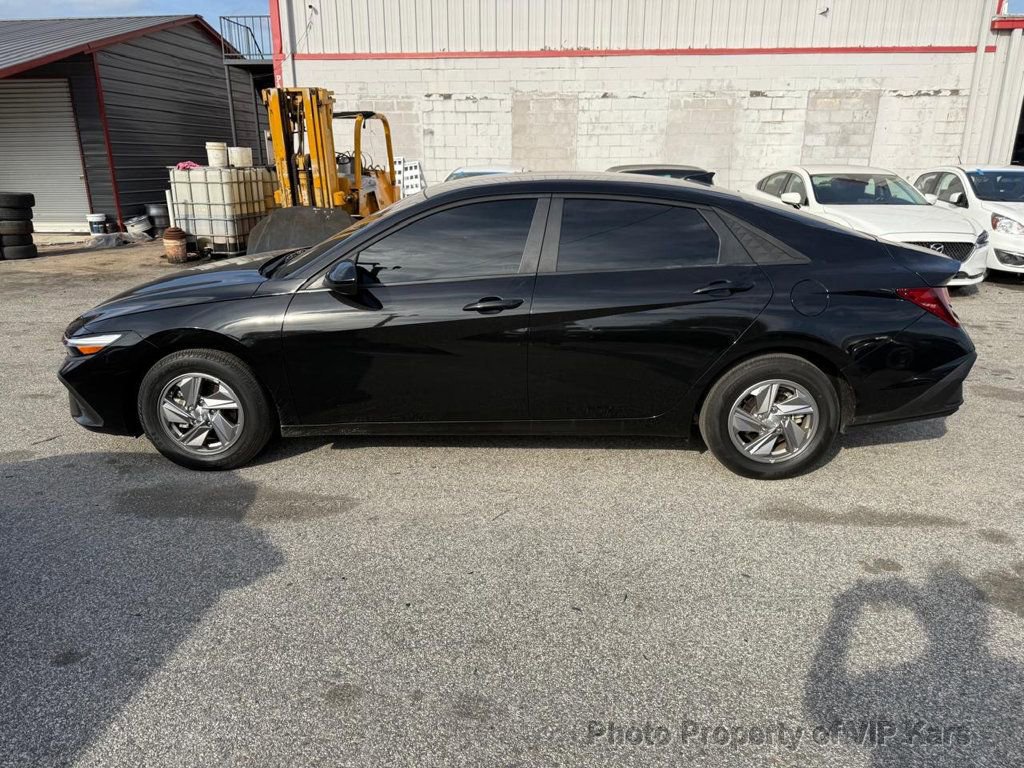 Used 2025 Hyundai Elantra SE w/ Cargo Package image 5