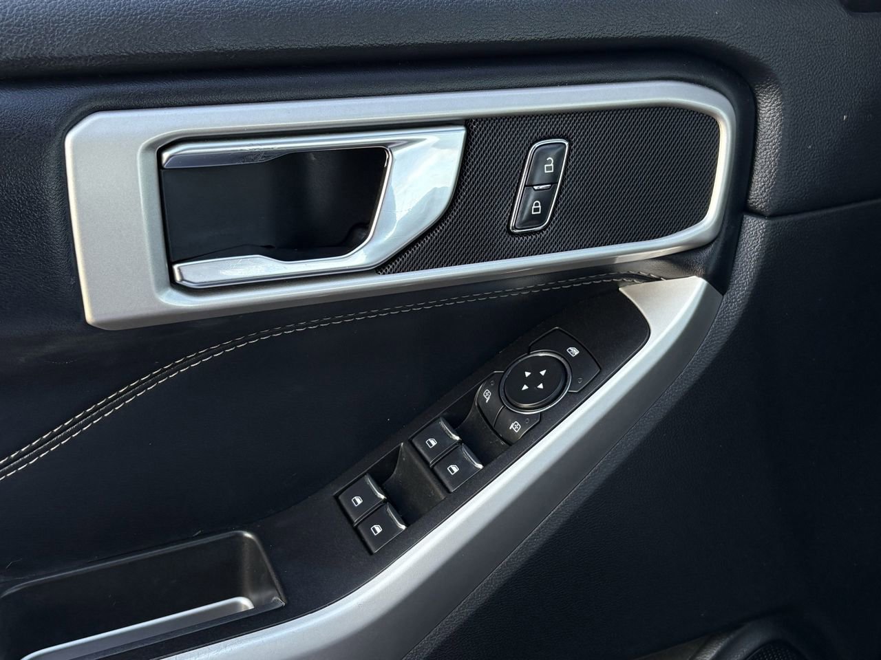 Used 2022 Ford Explorer XLT image 24