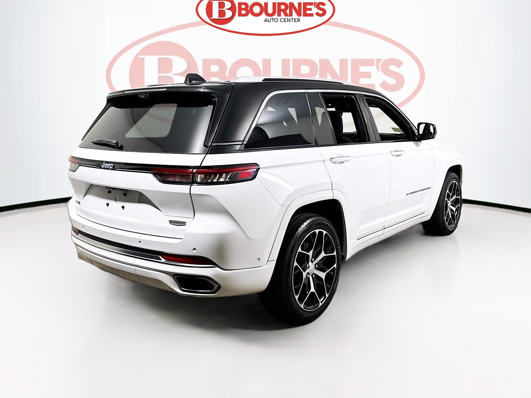 Used 2023 Jeep Grand Cherokee Summit AWD/4WD image 12