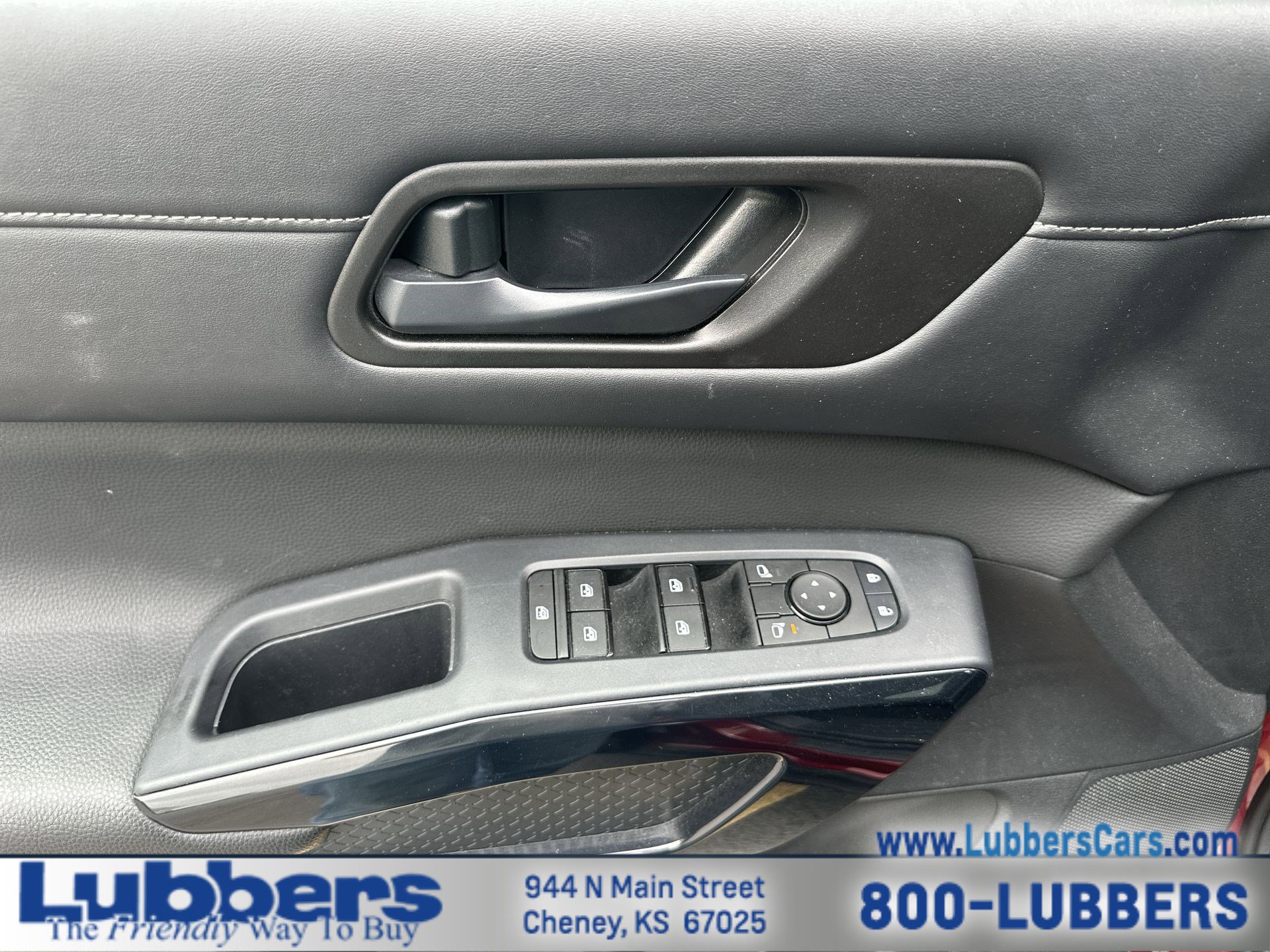 Used 2025 Nissan Pathfinder SV image 13