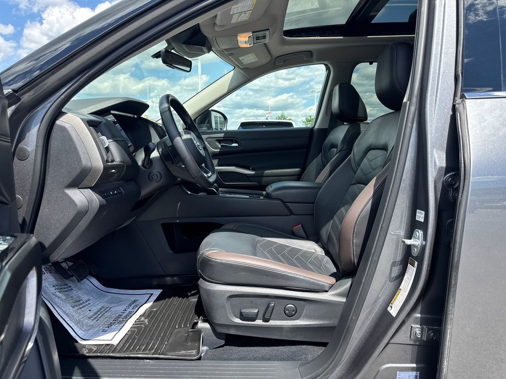 Used 2025 Nissan Pathfinder Platinum w/ Cargo Package AWD/4WD image 32