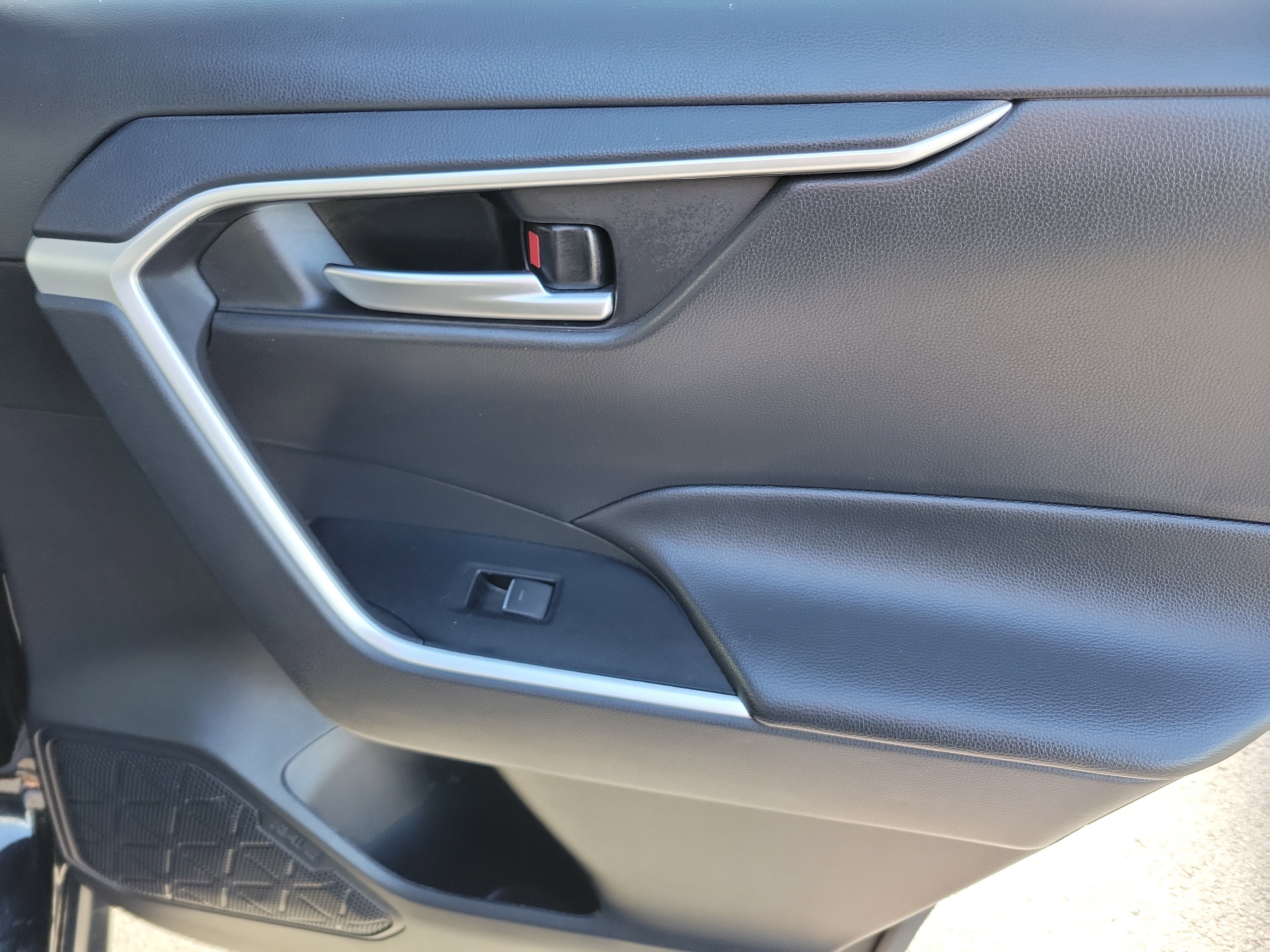 Certified 2025 Toyota RAV4 XLE image 30