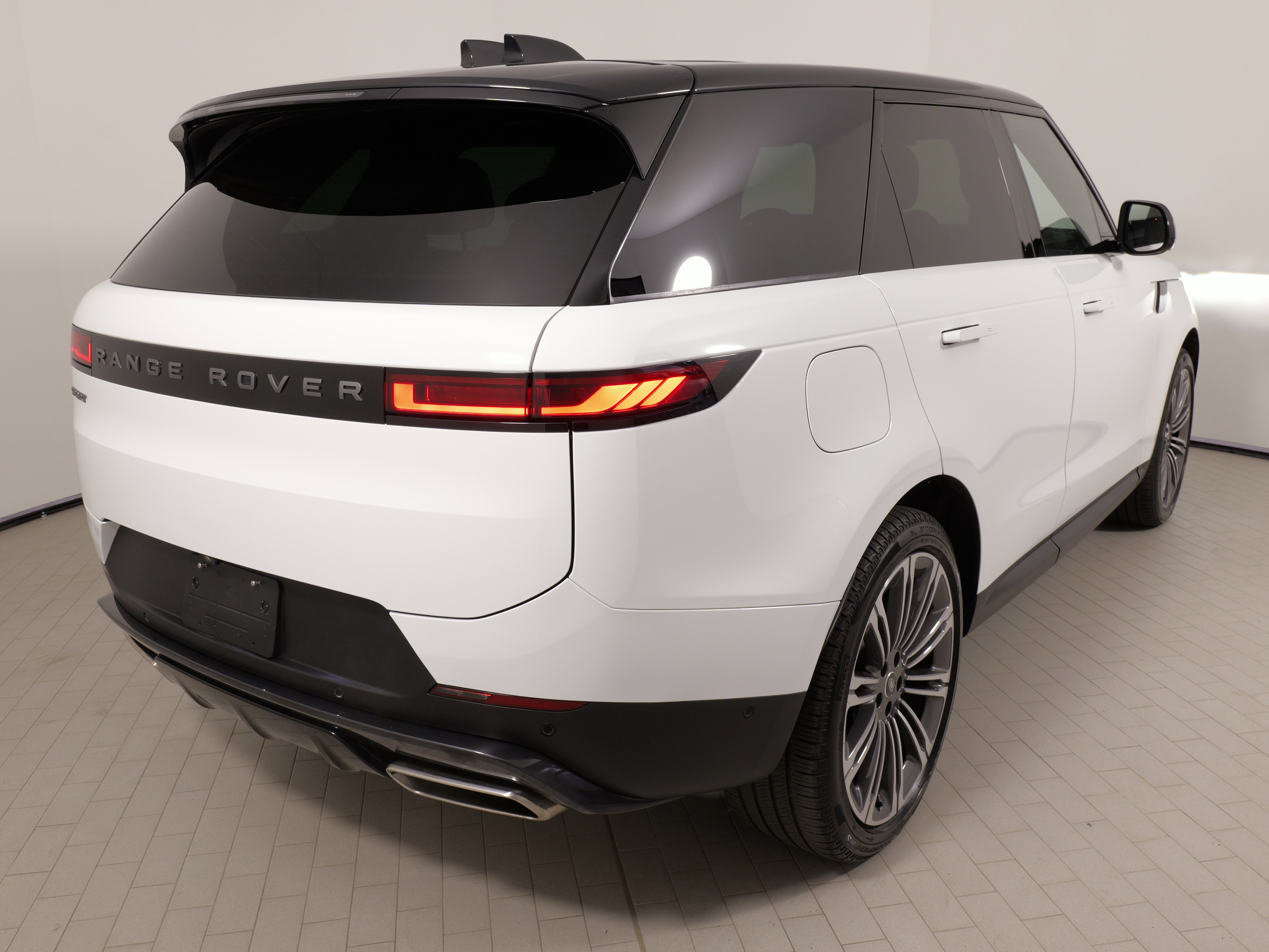 Used 2025 Land Rover Range Rover Sport SE image 11