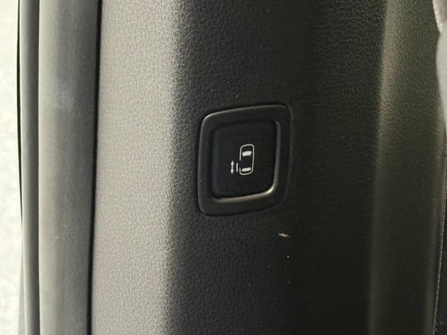Used 2023 Kia Carnival LX FWD image 31