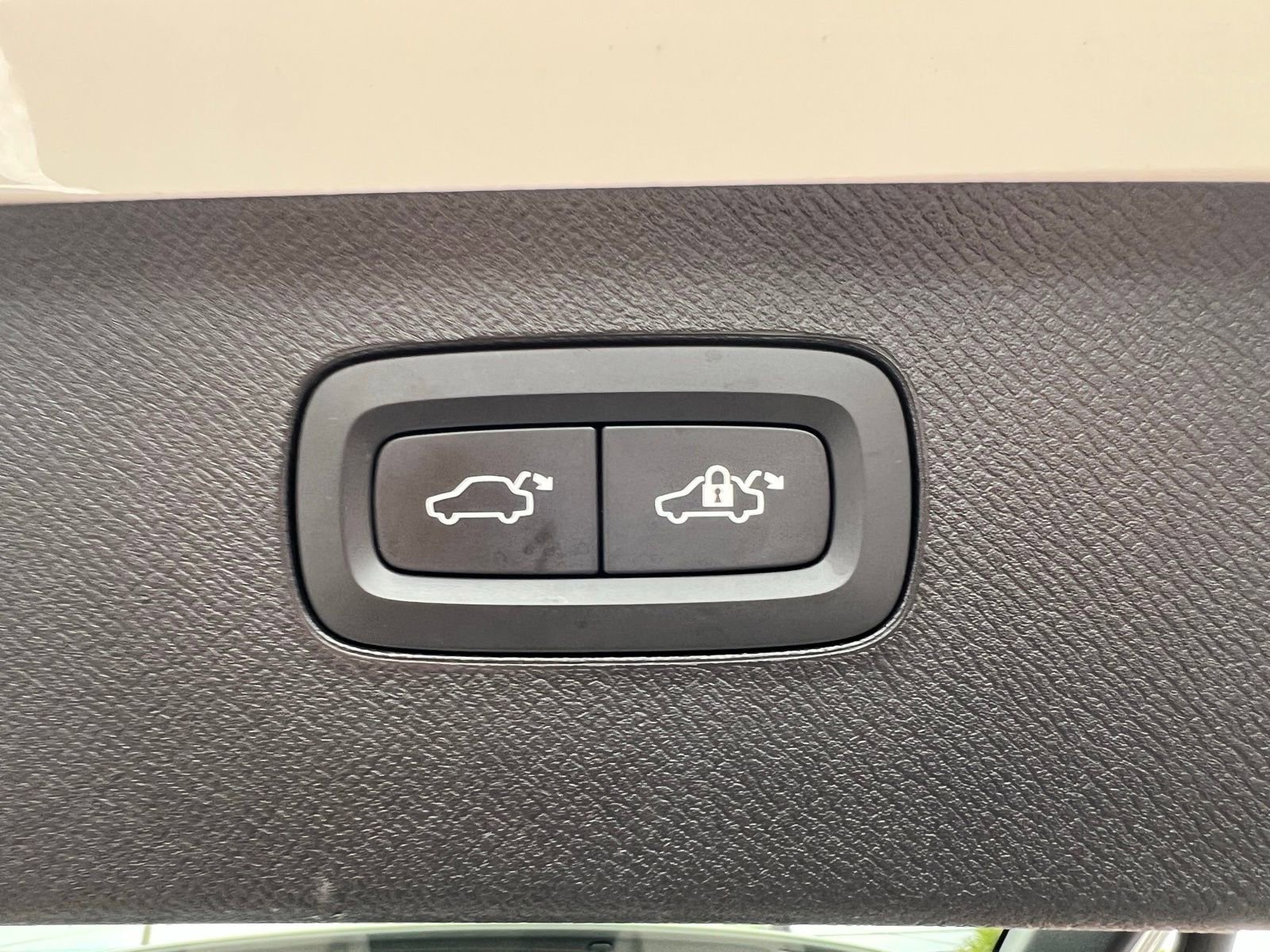 Used 2022 Volvo XC90 T5 Momentum image 22