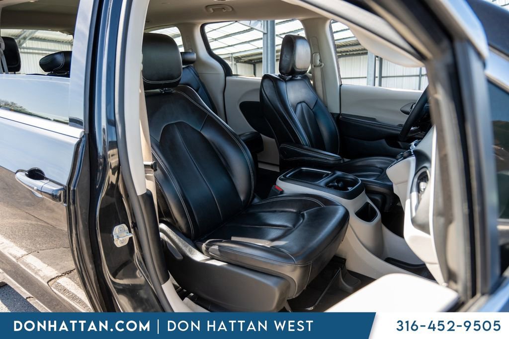 Used 2023 Chrysler Pacifica Touring-L image 28