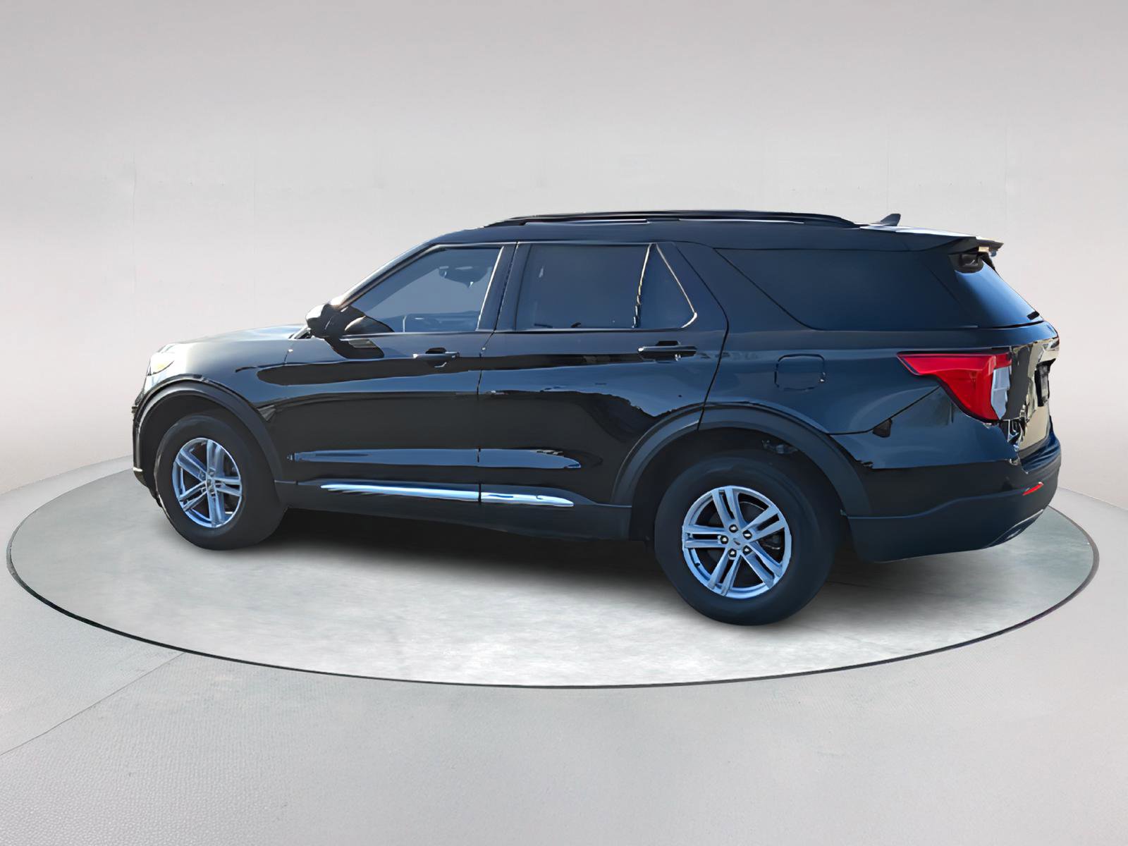 Used 2023 Ford Explorer XLT w/ Equipment Group 202A image 5