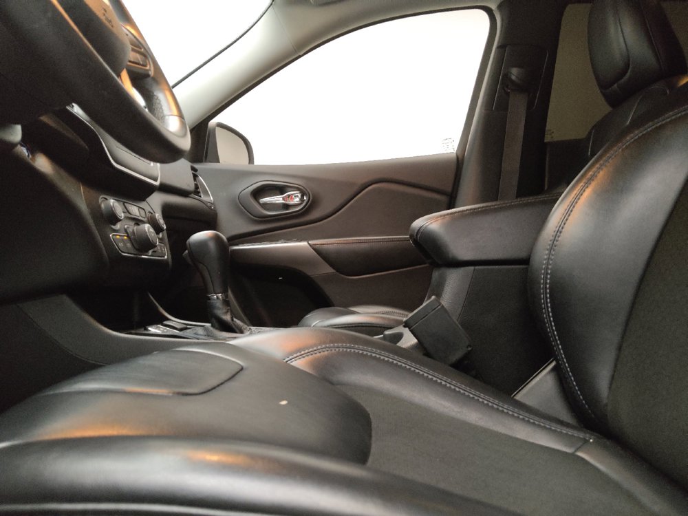 Used 2019 Jeep Cherokee Latitude Plus FWD image 17