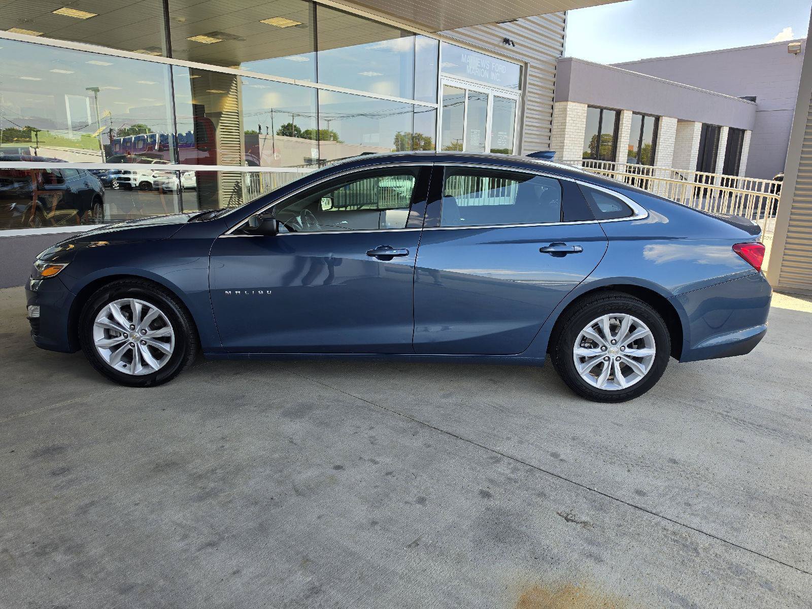 Used 2025 Chevrolet Malibu LT FWD image 2