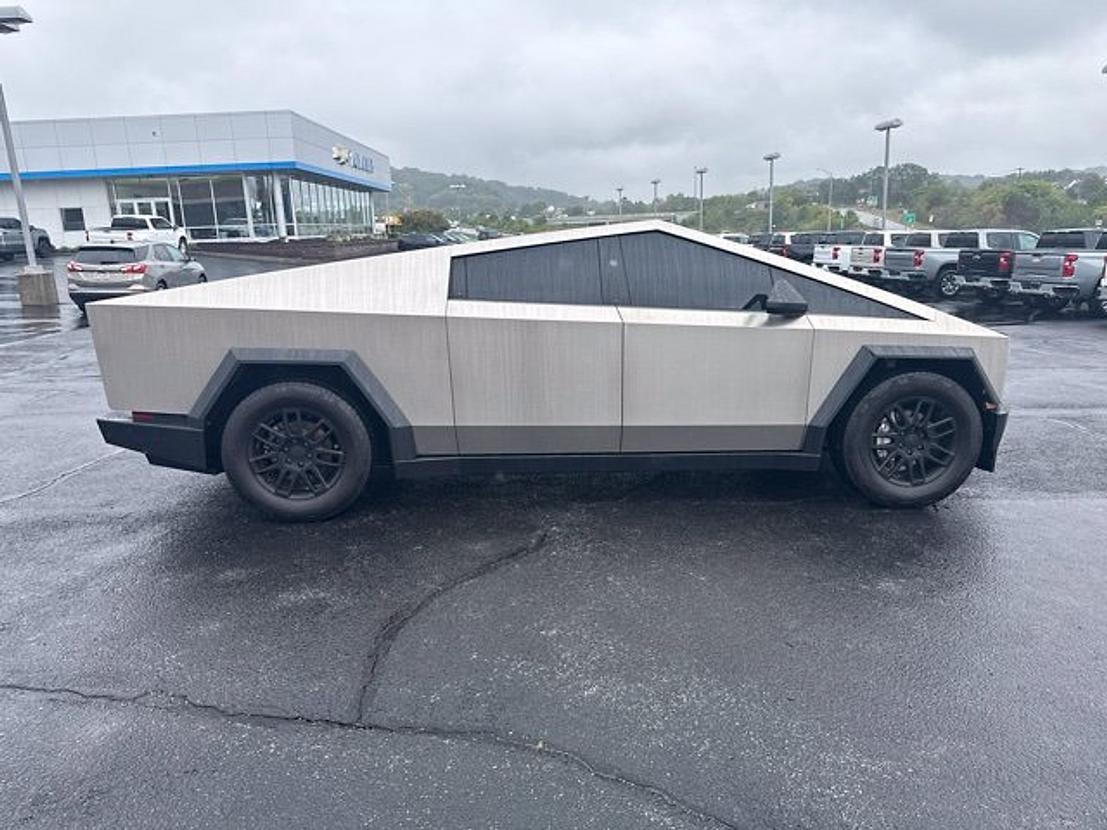 Used 2025 Tesla Cybertruck AWD Crew Cab image 4