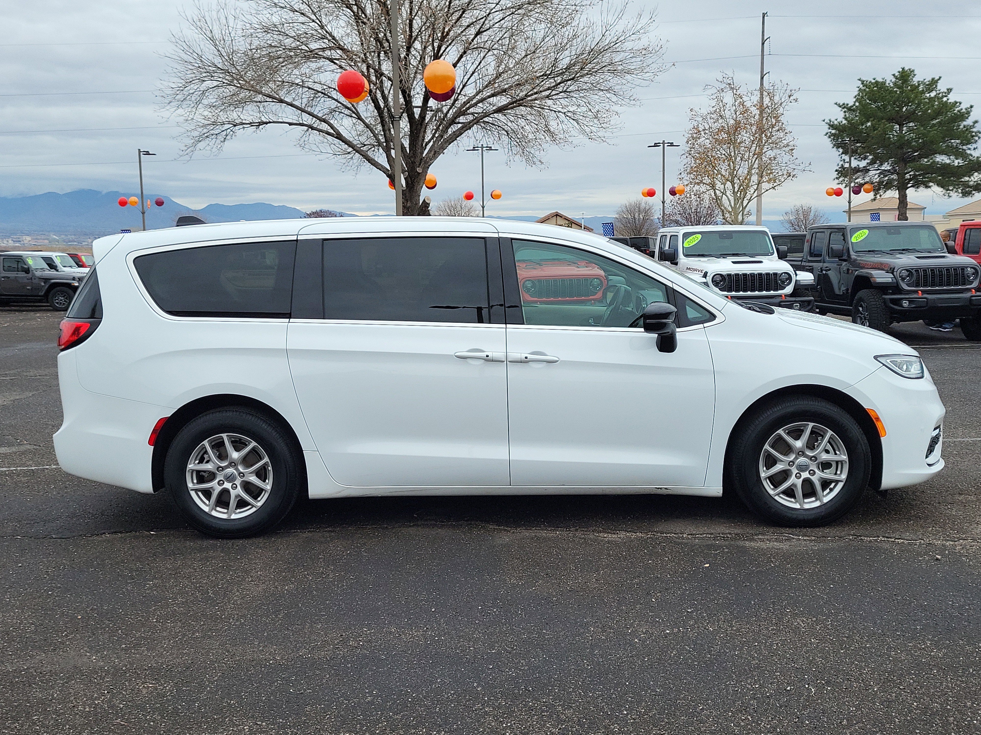 Used 2024 Chrysler Pacifica Touring-L image 7