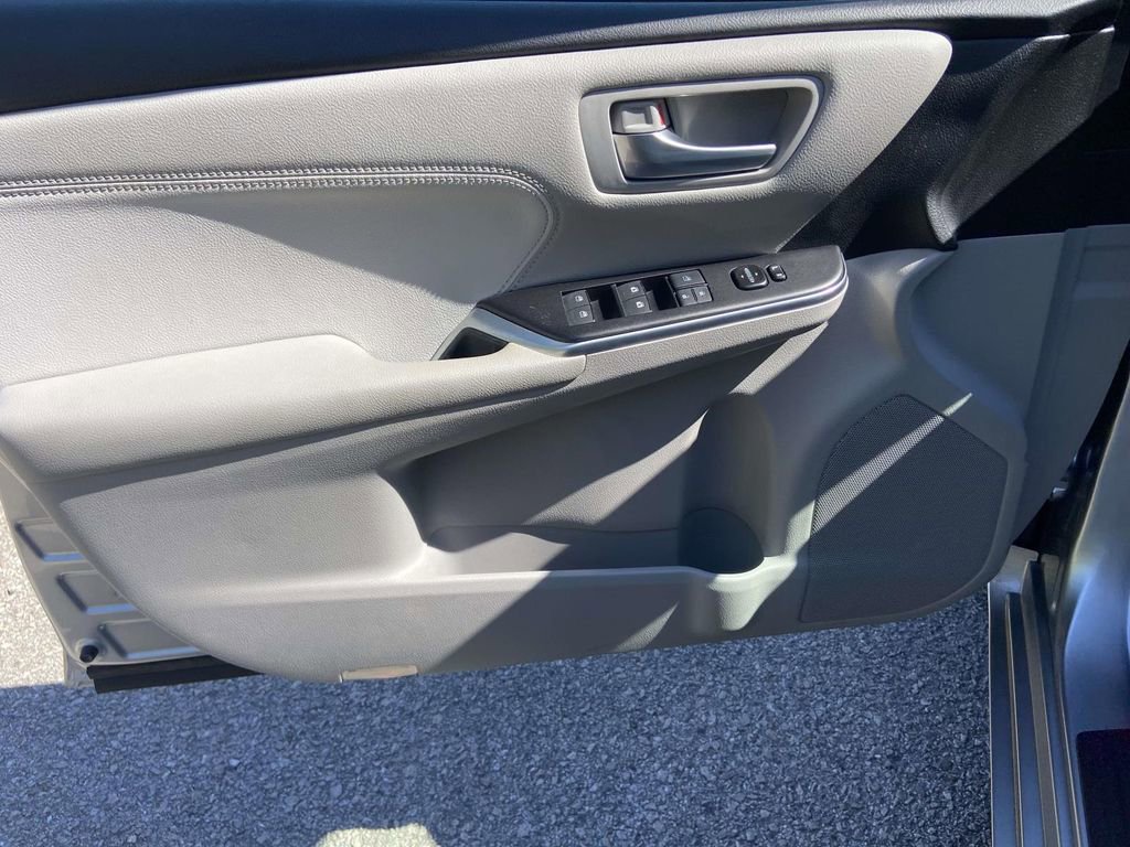 Used 2017 Toyota Camry XLE image 12