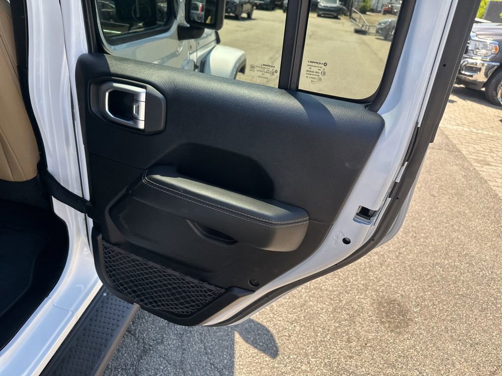 Used 2018 Jeep Wrangler Unlimited Sahara AWD/4WD image 34