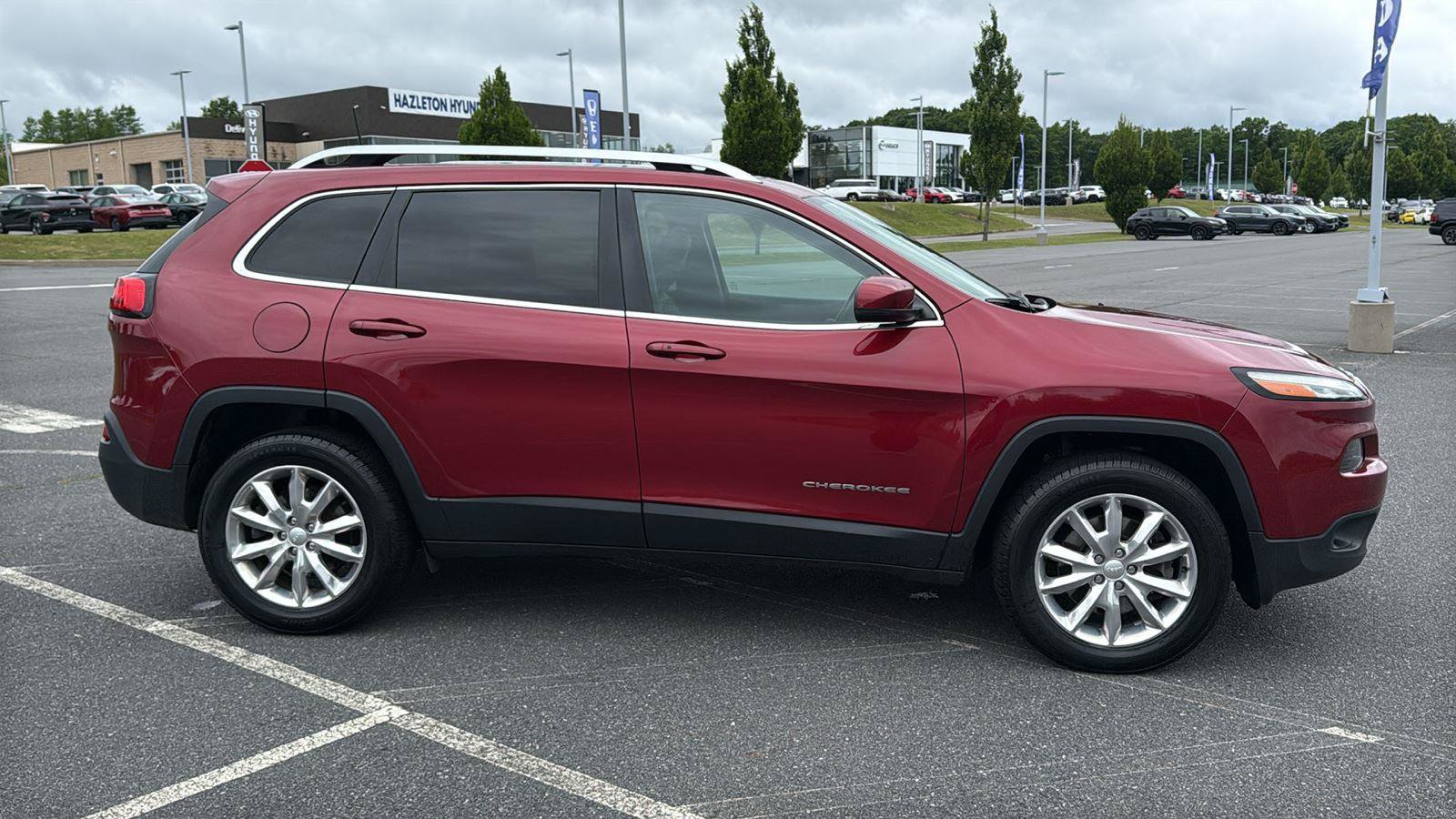 Used 2017 Jeep Cherokee Limited AWD/4WD image 3