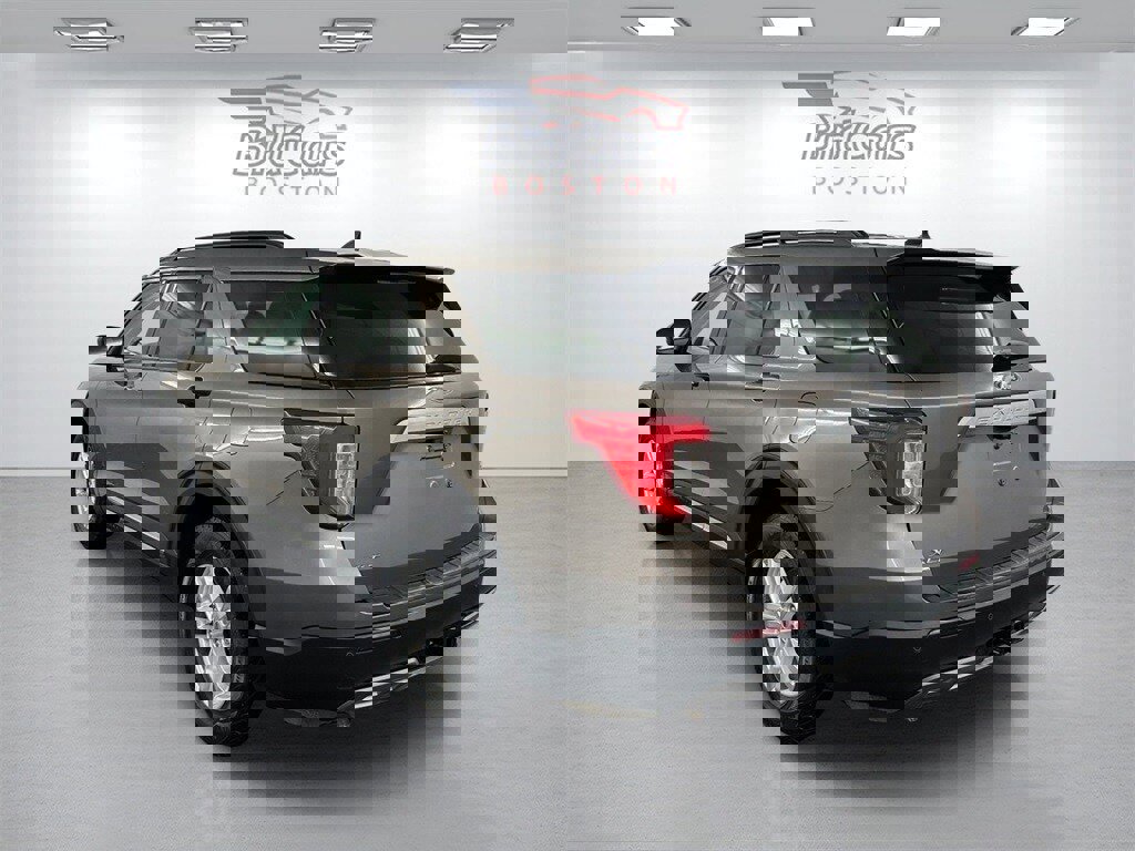 Used 2021 Ford Explorer XLT w/ Equipment Group 202A image 6