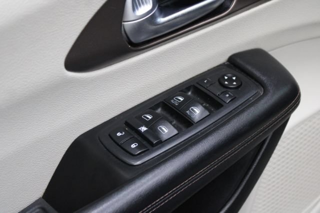 Used 2019 Chrysler Pacifica Touring-L FWD image 11