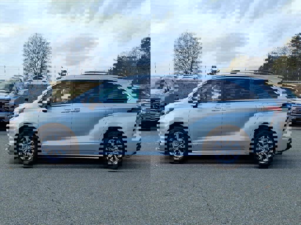 Used 2021 Toyota Sienna LE w/ LE Plus Package image 2