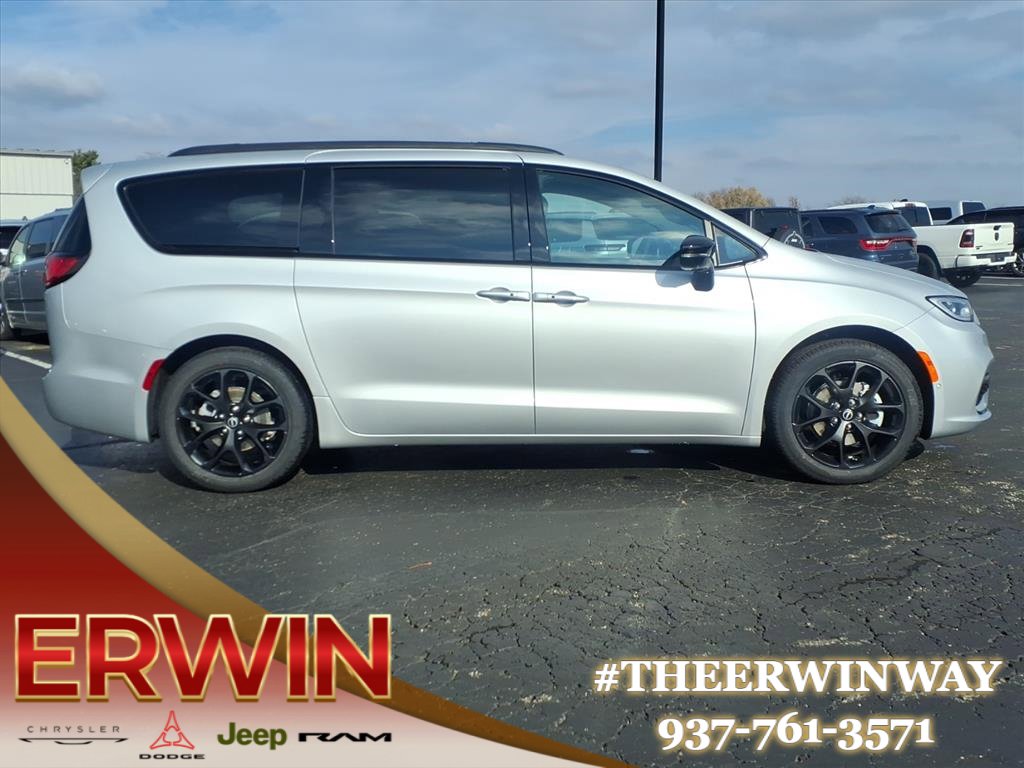 New 2026 Chrysler Pacifica Select w/ S Appearance Package image 6