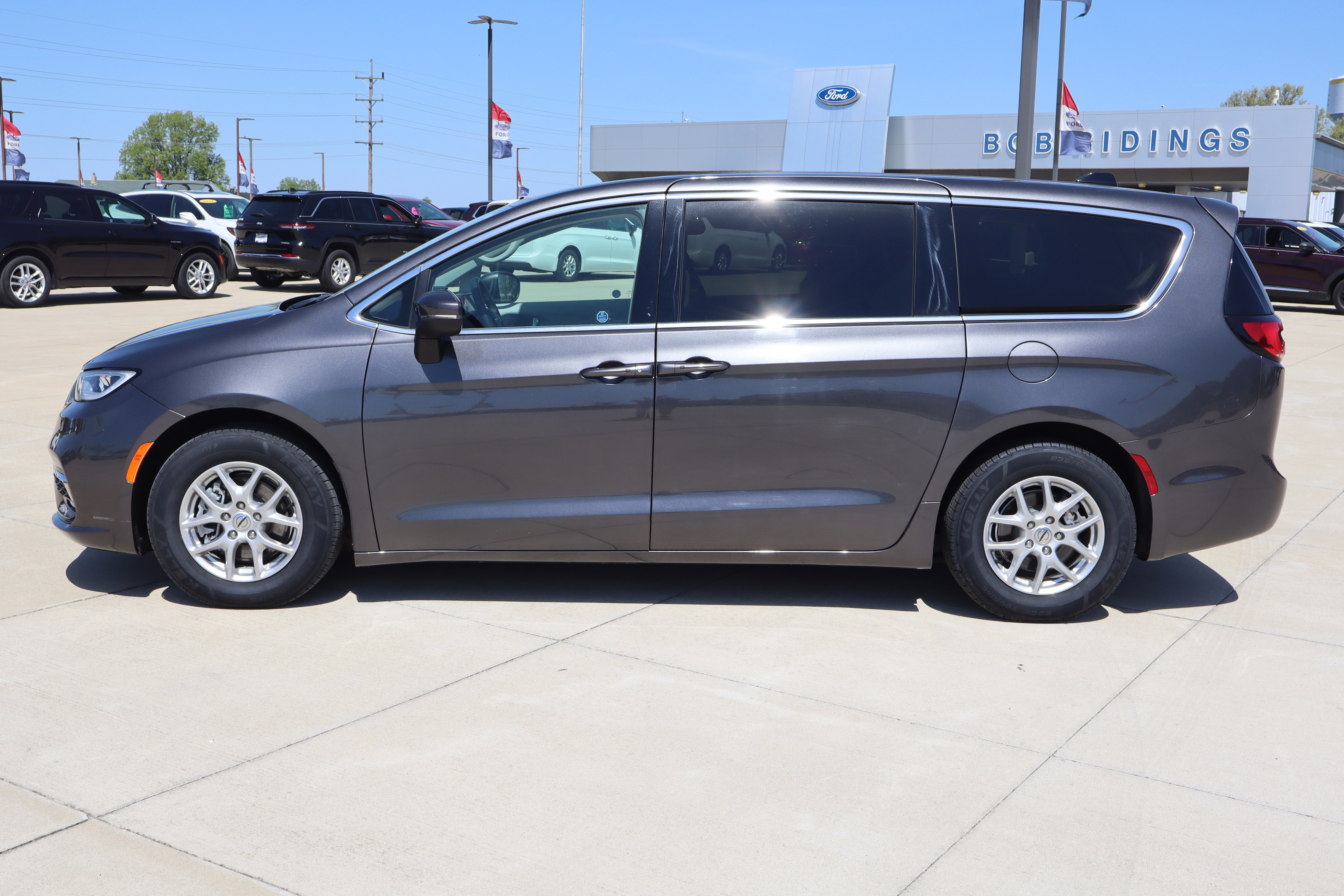 Used 2023 Chrysler Pacifica Touring-L FWD image 9