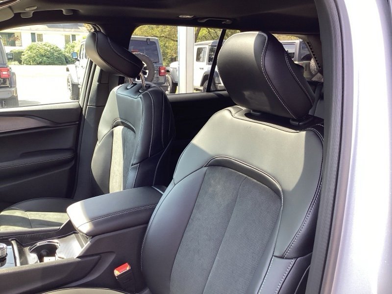 New 2025 Jeep Grand Cherokee Altitude image 26